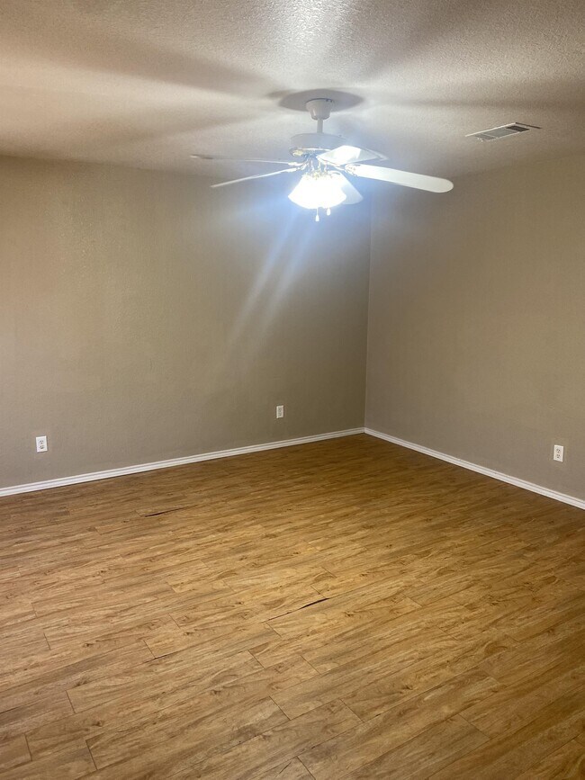 Foto del edificio - 1310 Dugger Cir