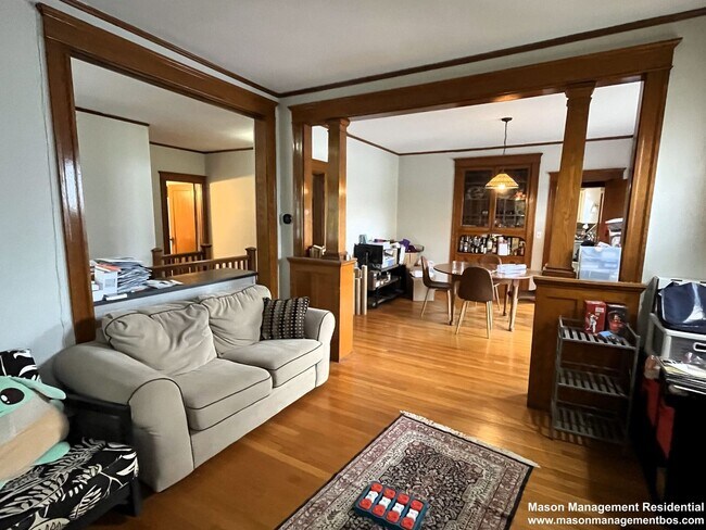 Foto del edificio - Massive 4bed 2bath with 2 parking Spots in...
