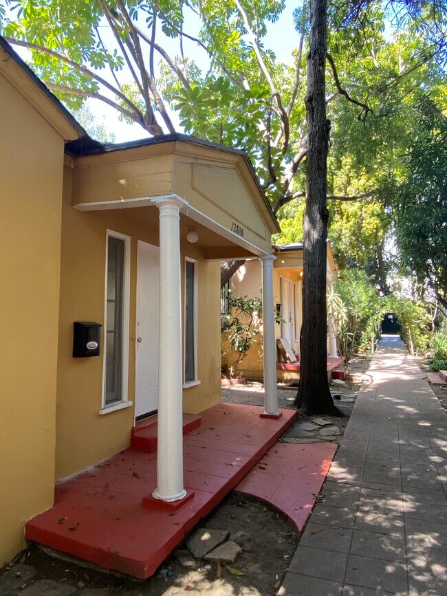 Minicasa/Cottage - 7284 1/2 Fountain Ave