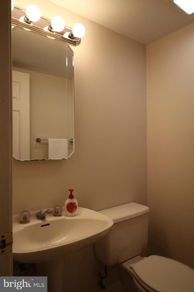 Foto del edificio - 8384 Irongate Way
