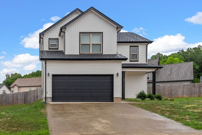 Building Photo - 3 Bedroom 2 1/2 Bath Dog Friendly Home For...