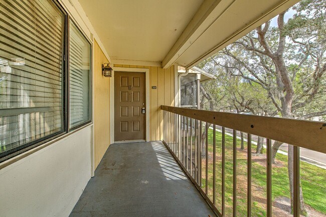 Foto del edificio - Nice and spacious condo on the 3rd with washer and dryer, near USF and I-75