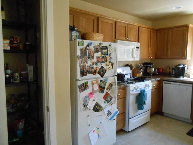 Building Photo - 1727 NE Lotus Dr