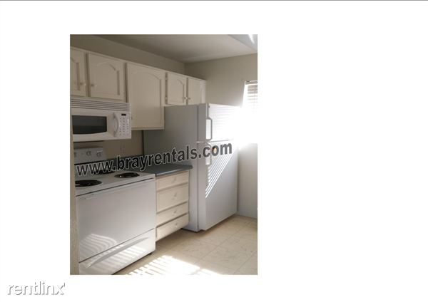 Building Photo - 3150 Lakeside Dr