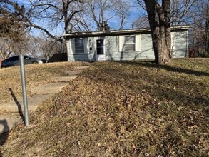 Building Photo - 2611 S 48th Terrace