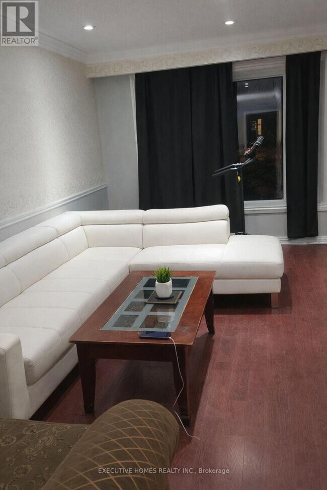 Photo du bâtiment - 6 Manderley Pl