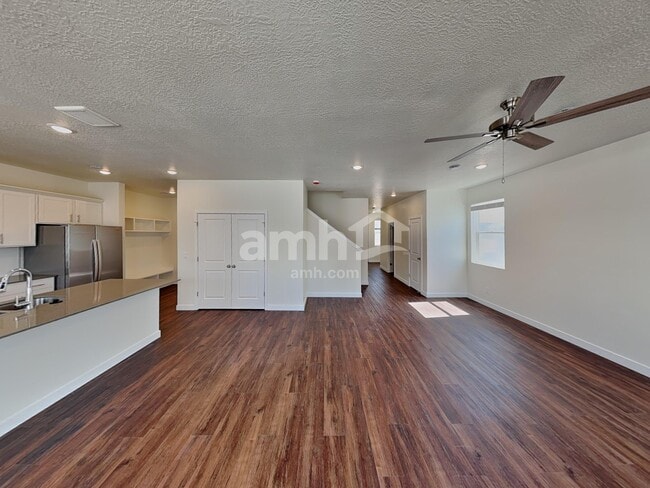 Foto del edificio - 7105 Woods Rose Dr