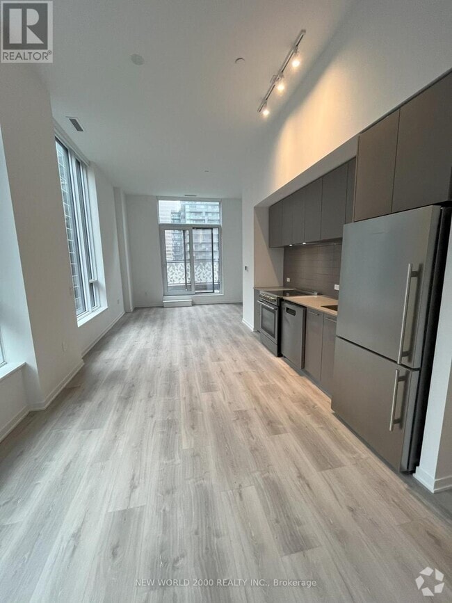 Building Photo - 101-101 Roehampton Ave