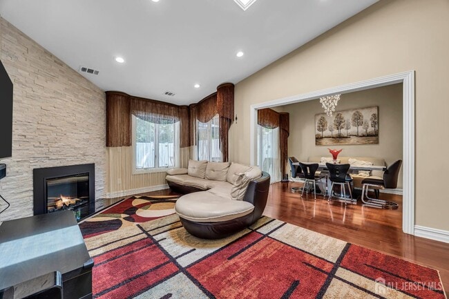 Building Photo - 152 Redpine Loop