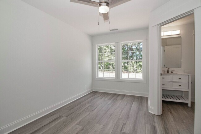 Foto del edificio - Lux Three Bedroom Townhouse in Sherrills Ford