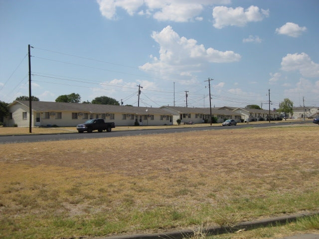 Primary Photo - Courtyard Apartments