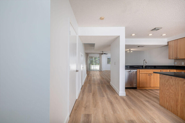 Foto del edificio - 6159 Riverwalk Ln