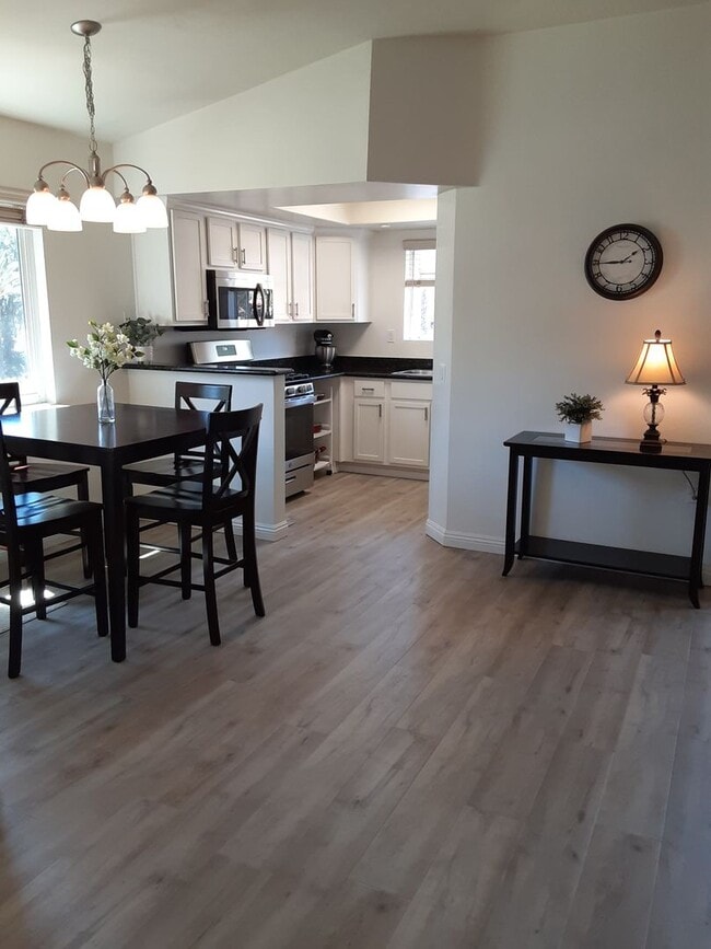 Building Photo - Unfurnished - Upgraded Condo -The Bluffs a...
