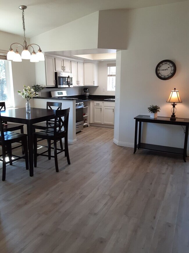Foto del edificio - Unfurnished - Upgraded Condo -The Bluffs a...