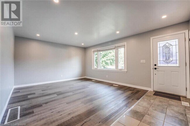 Photo du bâtiment - 326 E 42nd St