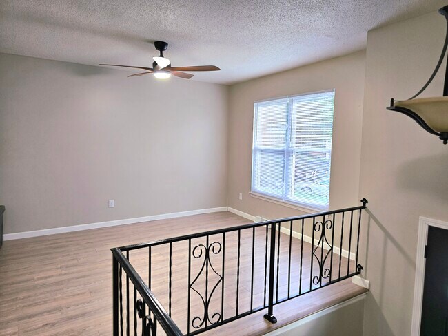 Building Photo - 5814 NW Walnut Ct