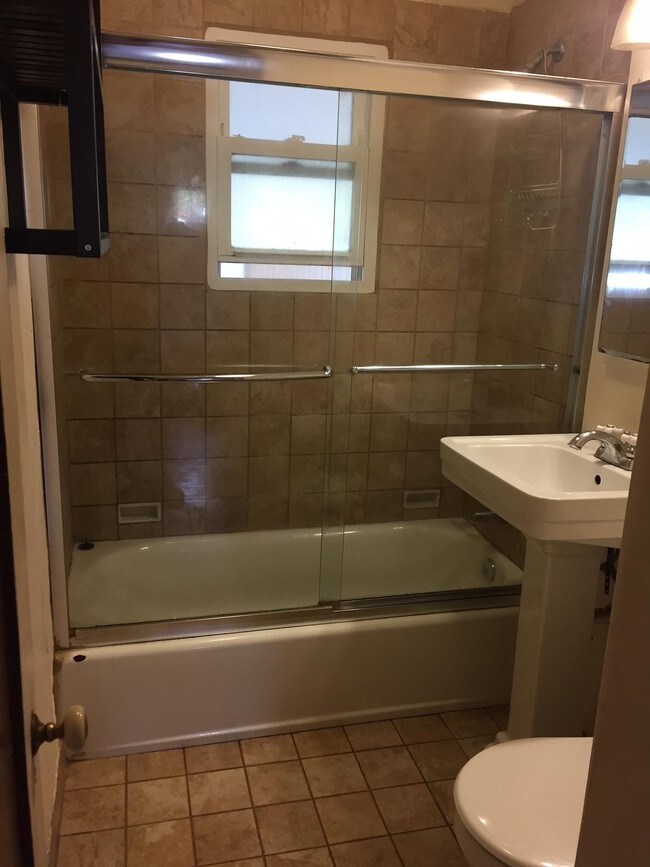 Baño - 1119 Forest Ave