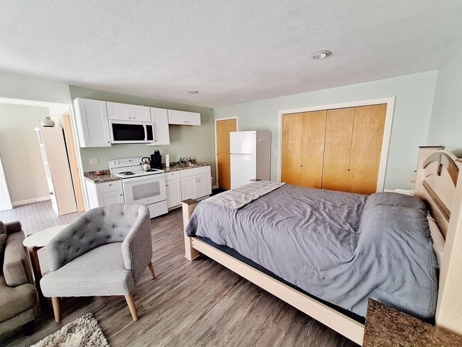 Building Photo - Updated modern studio apartment