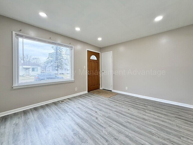 Foto del edificio - Newly Updated 2 Bed Ranch with Private Backyard