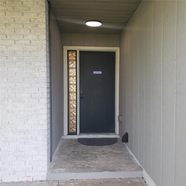 Building Photo - 404 King Louis Ct