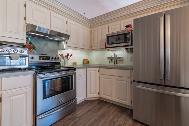 Cook's kitchen with stainless appliances - 2780 E Hardy Ln