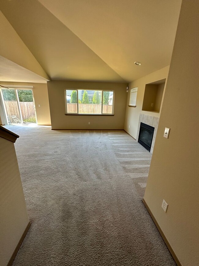 Building Photo - 3 Bedroom 2 Bath Home 2 Car Garage