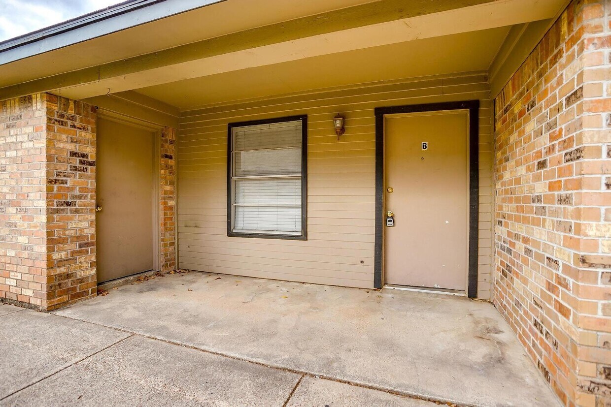 Primary Photo - Updated 2 bedroom 1 bathroom close to ever...