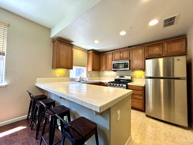 Building Photo - Beautiful 3 Bedroom Tri Level Townhome in ...