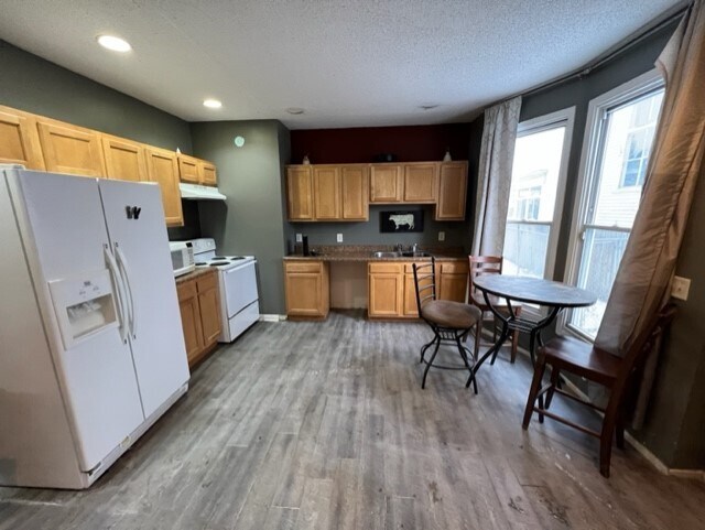 Frente a la cocina, sala de estar abierta. - 3040 Park Ave