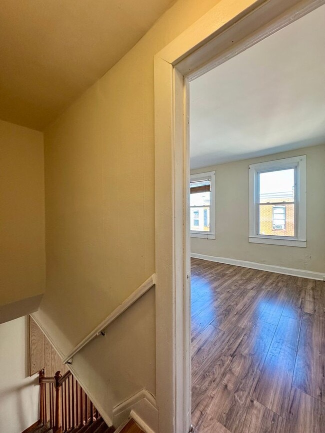 Building Photo - Charming 2 Bedroom/1 Bathroom Townhome in Ellwood Park–Monument neighborhood!
