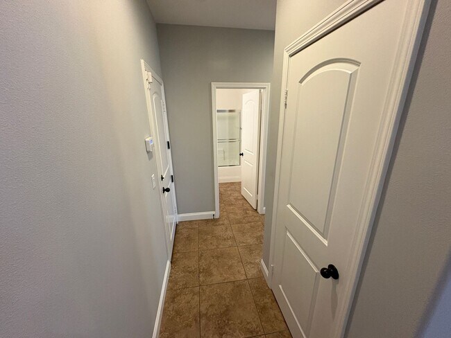 Foto del edificio - 5-bedroom, 3-bathroom home located in the ...