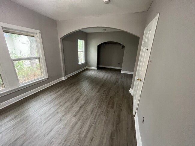 Building Photo - Remodeled 4/2 Home For Rent