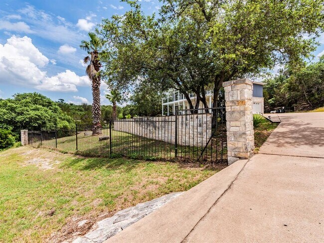 Building Photo - 22401 Briarview Dr