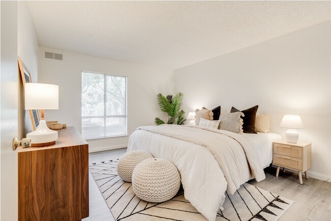 Building Photo - Stunning Bright and Completely Remodeled A...
