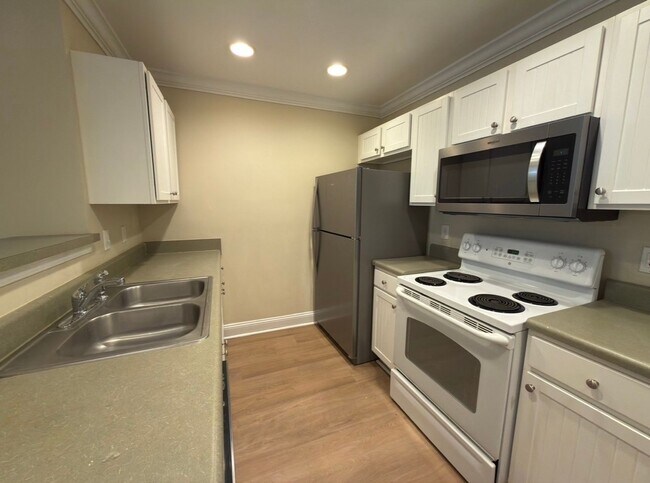 Building Photo - LEASING FOR IMMEDIATE MOVE IN!