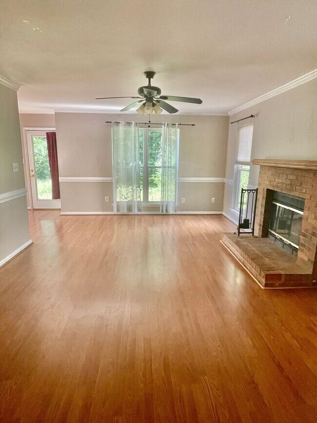 Foto del edificio - Welcome to this charming 3-bedroom, 2.5-ba...