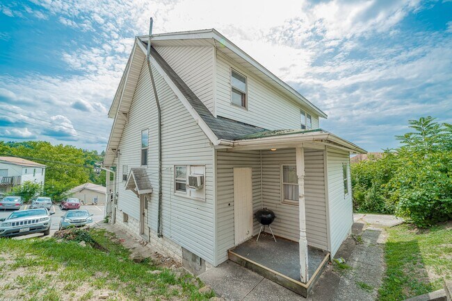 Foto del edificio - 4 Bedroom/ 2 Bathroom House - Downtown - A...