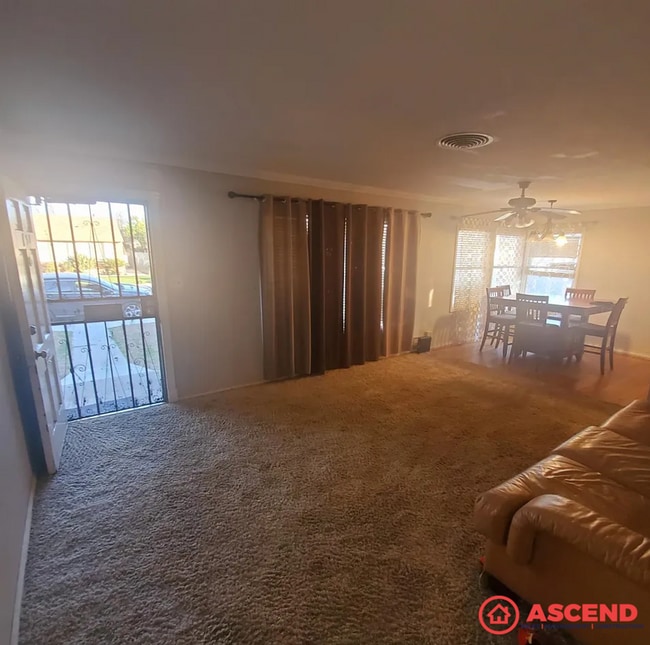 Foto del edificio - Charming 3BR/2BA Home in Bakersfield – 1,708 Sq Ft with Stove Included!