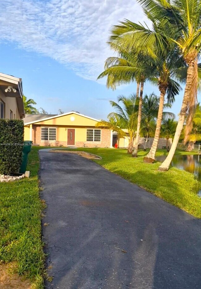 Building Photo - 4725 SW 109th Terrace