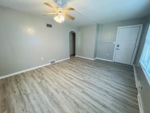 Building Photo - 202-204 E Maple St