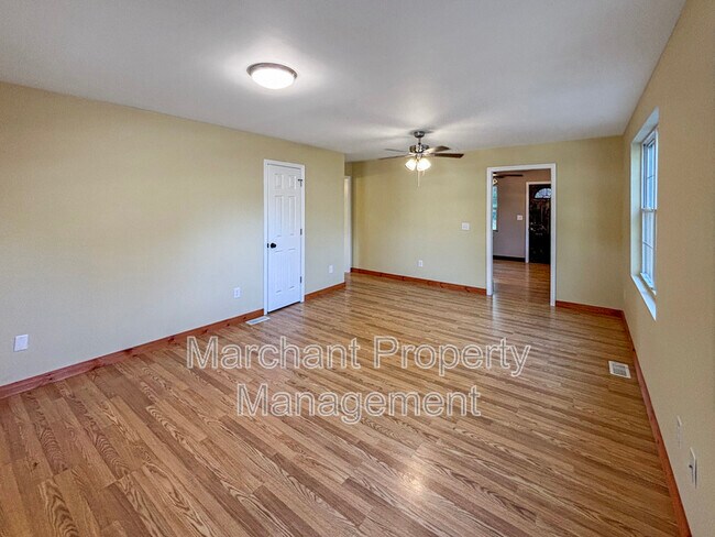 Foto del edificio - 214 Rogers Ave