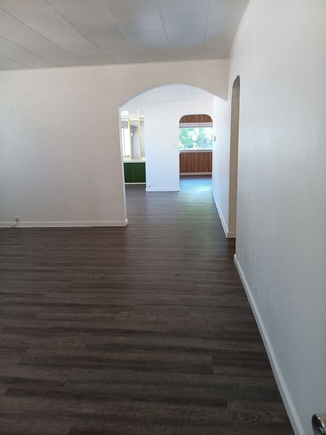 Building Photo - Duplex 4 Blocks From WOU Available