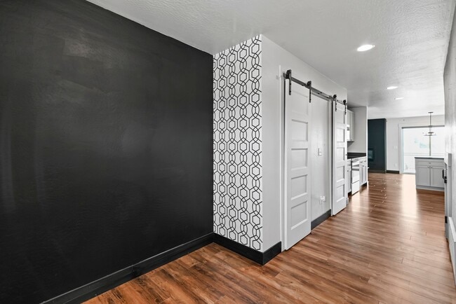 Building Photo - 3 Bedroom Townhome with Gorgeous Mountain Views