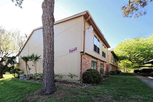 Building Photo - 5661 Birchmont Dr