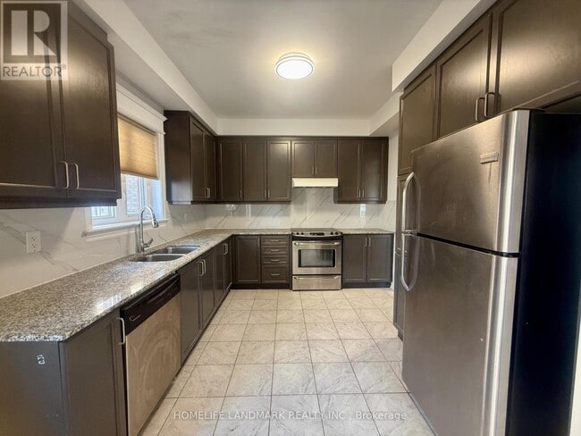 Building Photo - 165 Paradelle Dr