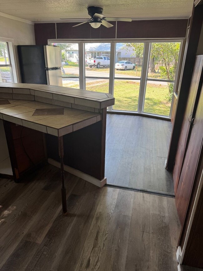 Building Photo - 328 NE Roselawn Ave