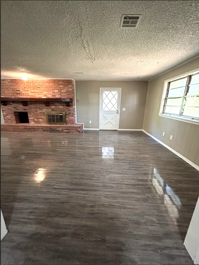 Building Photo - 3101 Del Rancho Rd