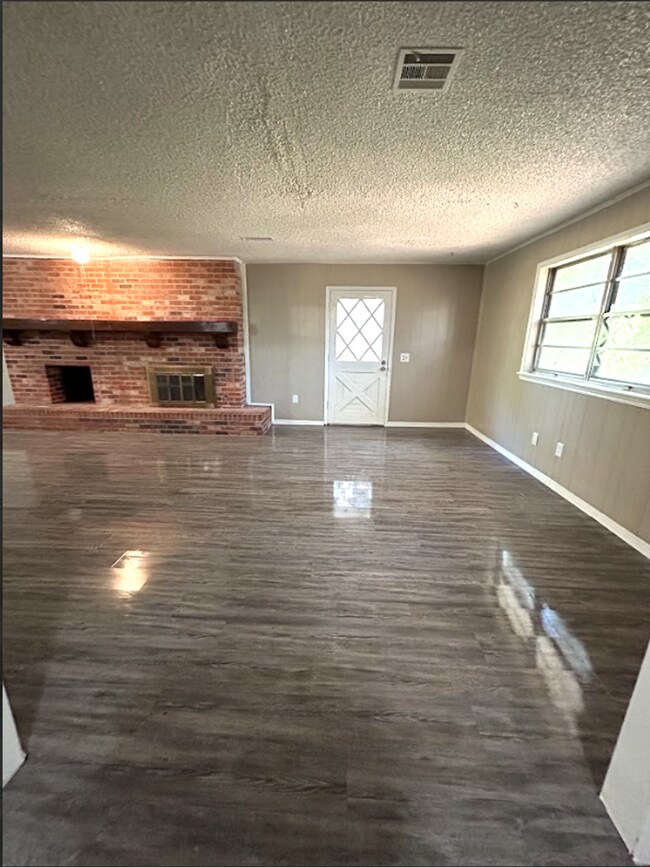 Foto del edificio - Spacious 5-Bedroom Home with Modern Update...