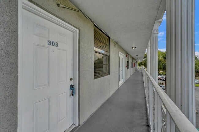 Foto del edificio - 1502 Whitehall Dr