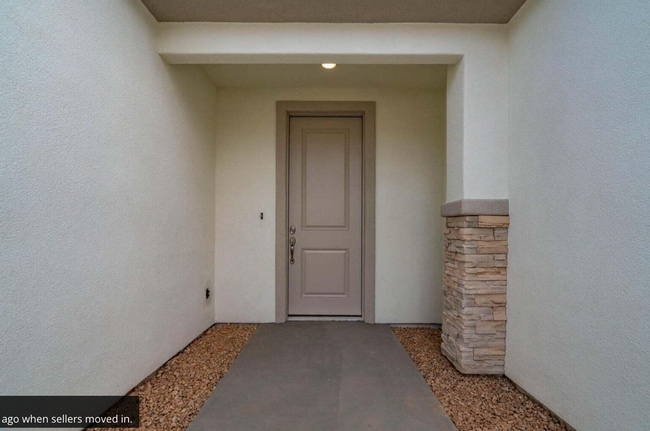 Building Photo - 4 Br / 2.5 Bath Townhome, Like NEW!